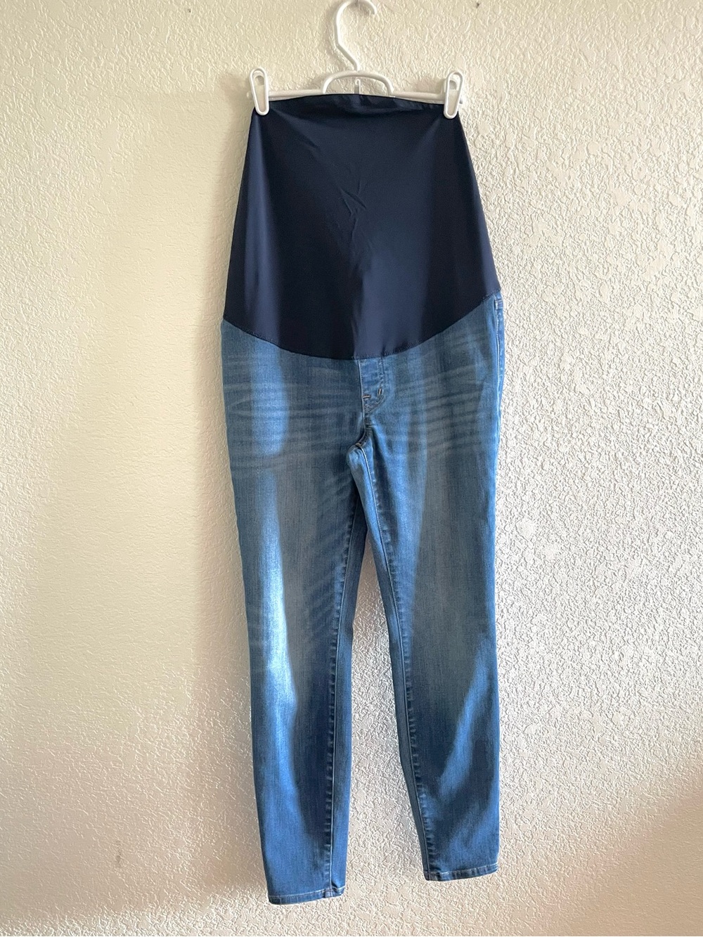 Madewell Skinny Maternity Jeans in Medium Blue Wash - Picture 4 of 10